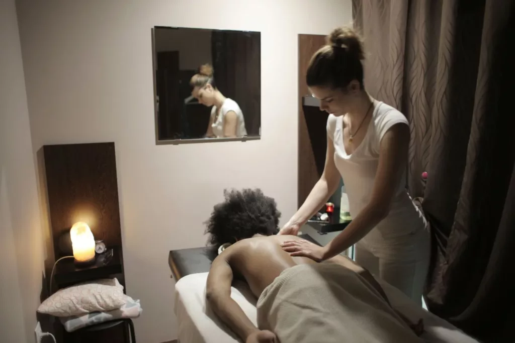 Cabine de spa en ambiance tamisée, environnement type des débouchés en spa hôtelier