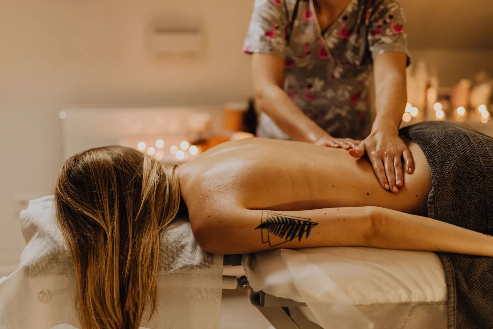 Ambiance rituelle aux bougies évoquant la dimension cérémonielle du massage lomi-lomi