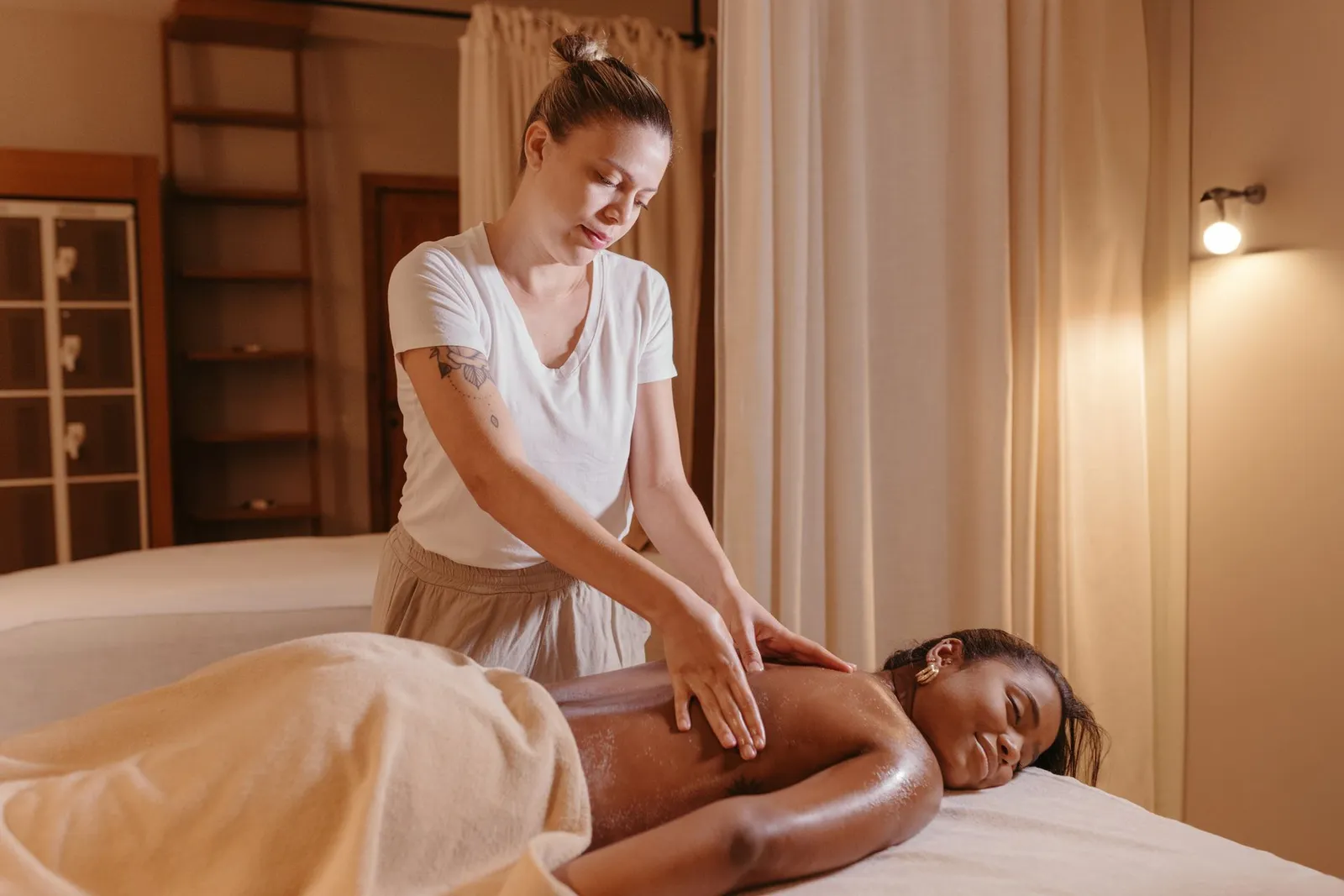 Cabine de soin en formation spa praticien, où s'apprend le geste professionnel du massage bien-être